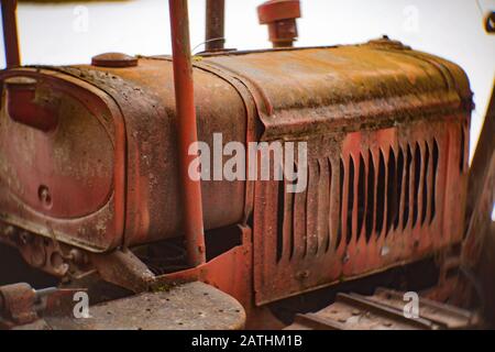 Un vecchio, rosso 1932 internazionale McCormick-Deering T20 Bulldozer Crawler nella neve, in una zona boscosa, a Noxon, Montana. Foto Stock