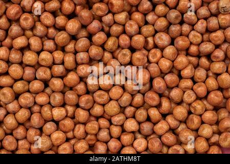 Grande quantità di piselli neri secchi giacenti su una superficie piana Foto Stock