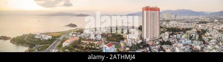 Veduta aerea Nha Trang city, Vietnam preso dal tetto, estremo angolo largo Foto Stock