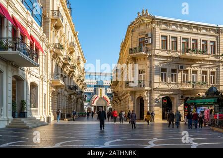 Baku, Azerbaigian 27 gennaio 2020 - Persone che viaggiano per le strade di Baku. Foto Stock