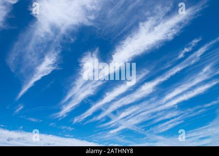 Formazione di nubi bianche con un vibrante cielo blu. Perry Green, Molto Hadham, Hertfordshire. REGNO UNITO Foto Stock