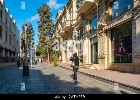 Baku, Azerbaigian 27 gennaio 2020 - Persone che viaggiano per le strade di Baku. Foto Stock