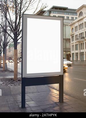 Bianco pylon rettangolare stand bianco su strada mockup Foto Stock