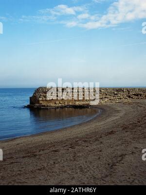 Molo ellenistico, 1st secolo a.C. Costruito poco dopo l'arrivo dei Romani, a causa dell'intensificazione del traffico commerciale. Spiaggia di Sant Marti. Empuries, Provincia Di Girona, Catalogna, Spagna. Foto Stock