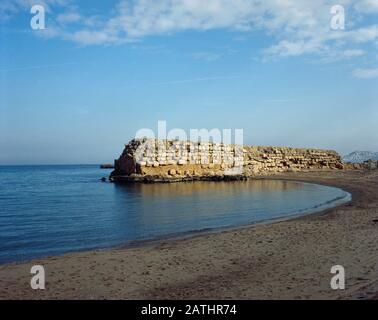 Molo ellenistico, 1st secolo a.C. Costruito poco dopo l'arrivo dei Romani, a causa dell'intensificazione del traffico commerciale. Spiaggia di Sant Marti. Empuries, Provincia Di Girona, Catalogna, Spagna. Foto Stock