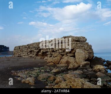 Molo ellenistico, 1st secolo a.C. Costruito poco dopo l'arrivo dei Romani, a causa dell'intensificazione del traffico commerciale. Spiaggia di Sant Marti. Empuries, Provincia Di Girona, Catalogna, Spagna. Foto Stock