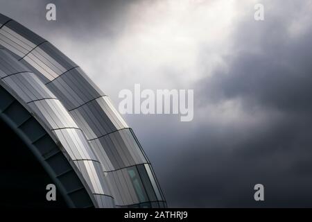 Il tetto in vetro della salvia concert hall che riflettono la luce da un cielo nuvoloso, Gateshead, Tyne and Wear, Inghilterra Foto Stock