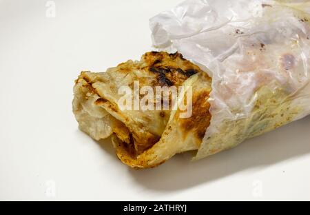 Rotolo di Parotta che è un alimento di strada comune nell'india del sud. La Partotta è un piatto stratificato di farina di maida. Foto Stock