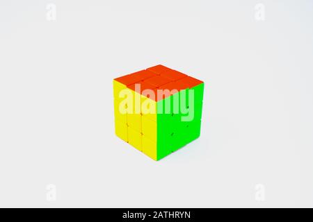 Risolto un cubo 3 x 3 Rubik isolato in uno sfondo bianco, con visualizzazione di colore rosso verde e giallo Foto Stock
