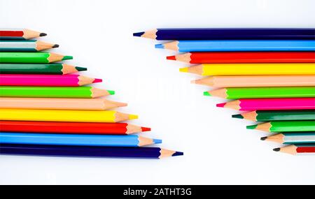 Raccolta di diversi pastelli a matita colorati disposti in due righe diverse rendendo uno spazio per scrivere vari testi Foto Stock