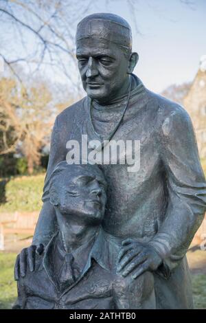 Statua del Signore Archibald Mcindoe, pioniere chirurgo plastico est grinstead nel sussex orientale Foto Stock