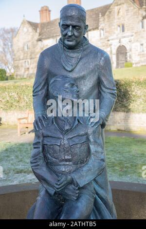 Statua del Signore Archibald Mcindoe, pioniere chirurgo plastico est grinstead nel sussex orientale Foto Stock