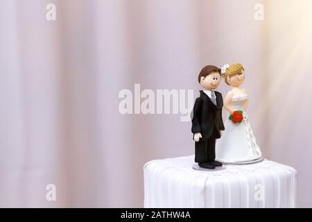 Le belle statue della sposa e lo sposo di decorazione torta di nozze - matrimonio sposa e lo sposo giovane bambola in torta di nozze Foto Stock