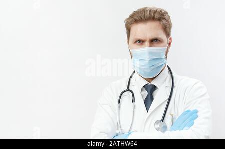 Medico che indossa maschera facciale ritratto Foto Stock