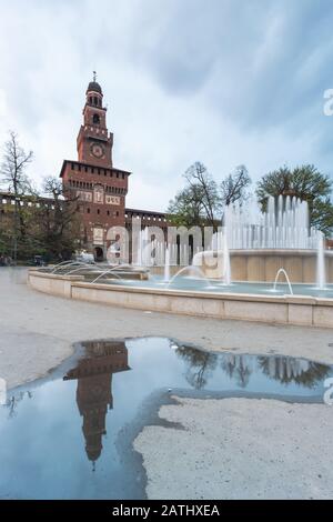 Castello Sforzesco landmark in Milano, Italia. Foto Stock