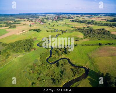 Meandro del fiume Goldapa che scorre nelle vicinanze di Banie Mazurskie, Mazury, Polonia Foto Stock