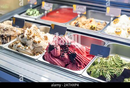 La vendita di freschi e deliziosi gelati in peso nella vetrina di un negozio, sfondo, deliziosa Foto Stock