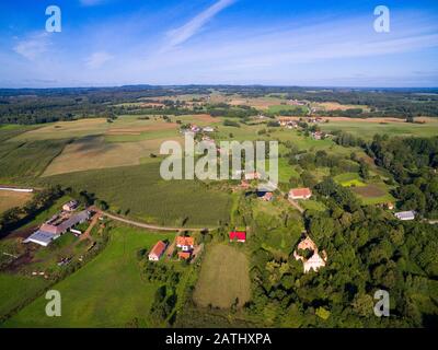 Rovine di chiesa luterana a forma di croce durante la stagione estiva, Gorne, Polonia (ex Gurnen, Prussia orientale) Foto Stock
