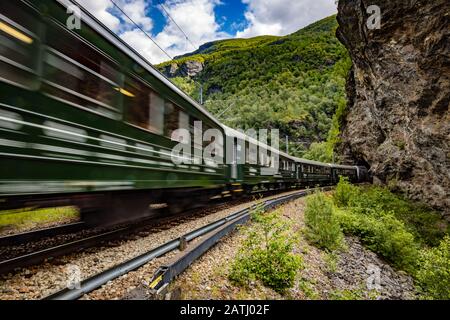 Flam Line (Flamsbana norvegese) è una lunga linea di turismo ferroviario tra Myrdal e Flam in Aurland, Norvegia. Foto Stock