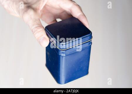 Antica lattina blu può per tè o caffè. Scatola In Metallo piccola Foto Stock