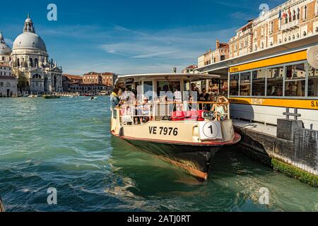 Un percorso No1 Vaporetto in partenza dalla fermata San Marco Vaporetto , con la Basilica di Santa Maria della Salute sullo sfondo , Venezia , Italia Foto Stock