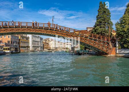 Persone che attraversano il Ponte dell'Accademia, uno dei soli quattro ponti per attraversare il Canal Grande che collega il quartiere di San Marco con Dorsoduro, Venezia, Italia Foto Stock