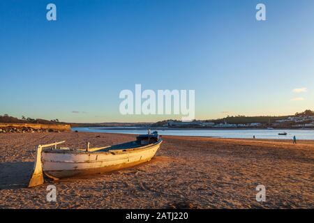 Barca sulla spiaggia instow, Devon nord in una giornata di sole Foto Stock