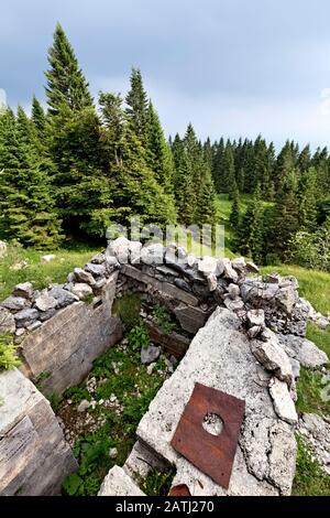 Trincea austro-ungarica della Grande Guerra a Monte Zebio. In questo luogo è ambientato il romanzo 'Un anno sull'altopiano' di Emilio Lussu. Asiago, Italia. Foto Stock