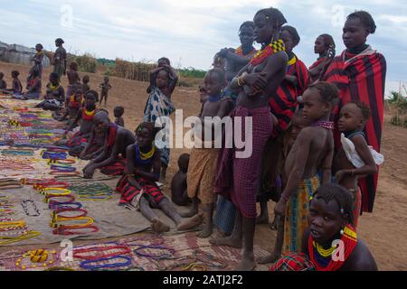 Omorate, Etiopia - novembre 2018: Mercato turistico della tribù Dasanech nel villaggio. Valle di Omo Foto Stock