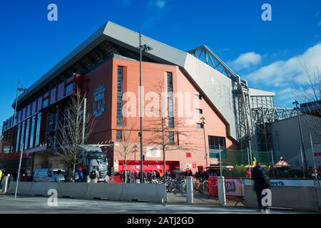 I sostenitori di Liverpool si radunano nel parco dei tifosi fuori dal nuovo stand principale di Anfield prima della partita. Foto Stock