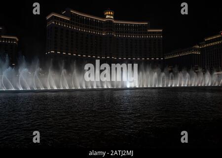 Le fontane danzano lungo la musica al di fuori del Bellagio Hotel A Las Vegas, Nevada, Stati Uniti Foto Stock