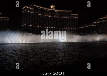 Le fontane danzano lungo la musica al di fuori del Bellagio Hotel A Las Vegas, Nevada, Stati Uniti Foto Stock