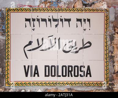 La Via dolorosa segno originale strada nella città vecchia di Gerusalemme, Israele Foto Stock