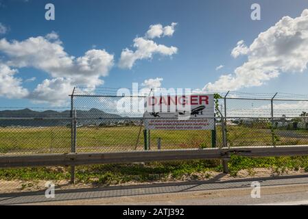 Simpson Bay, Saint Maarten - 17 dicembre 2018: Vista del cartello Pericolo vicino all'aeroporto internazionale Princess Juliana accanto a Maho Beach, nei Paesi Bassi Foto Stock