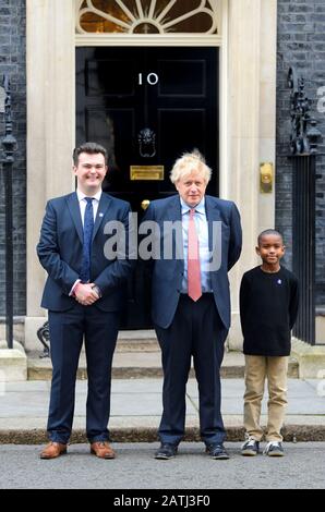 Londra, Regno Unito. 29 gennaio 2020. SOTTOPOSTO A EMBARGO FINO A MARTEDÌ 4 FEBBRAIO. Rappresentanti di Cancer Research UK - sostenitori e malati - incontra il primo Ministro Boris Johnson per colloqui nel 10 Downing Street in vista della Giornata Mondiale del cancro il 4 febbraio Credit: PjrNews/Alamy Live News Foto Stock