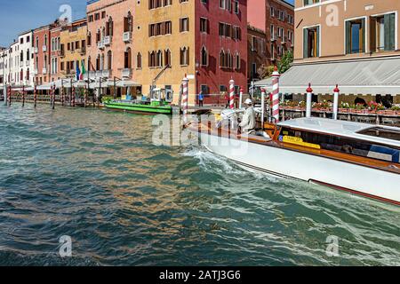 Un taxi d'acqua vi porta lungo il Canal Grande di Venezia Foto Stock