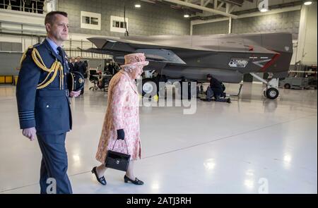 Queen Elizabeth II, con il comandante della stazione James Beck capitano durante una visita alla Royal Air Force Marham, Norfolk. Foto Stock