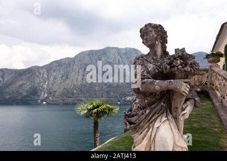 9 luglio 2019, statua di pietra della donna nel parco di Villa del Balbianello, Lenno, Lombardia, Italia Foto Stock