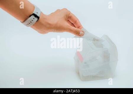 Mano della donna che prende un pacchetto con le pillole dalla scatola. Foto Stock