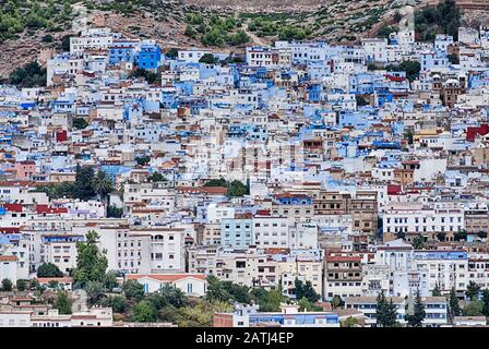 Una vista sulla Medina, o la Città Vecchia, di Chefchaouen in Marocco mostra molti edifici dipinti con vernice blu brillante. Foto Stock