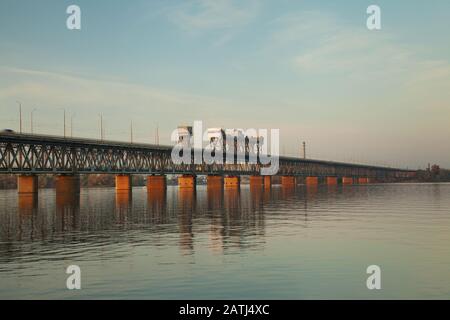 Amur (Vecchio) ponte ferroviario attraverso il fiume Dnieper a Dnepropetrovsk, Ucraina Foto Stock