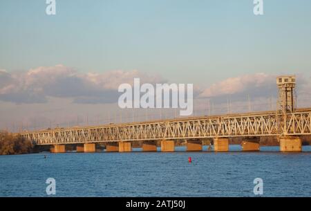 Amur (Vecchio) ponte ferroviario attraverso il fiume Dnieper a Dnepropetrovsk, Ucraina Foto Stock