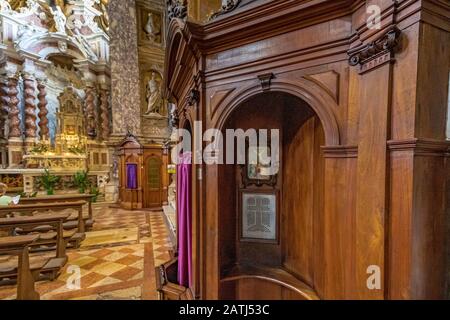 Una cabina confessionale o confessionale e l'interno della Chiesa di Santa Maria di Nazareth, Venezia, Italia Foto Stock