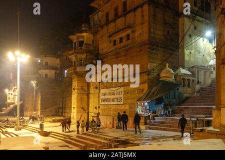 Varanasi, INDIA, 17 GENNAIO 2019 : scenario notturno dei famosi ghats di Varanasi e del fiume Gange Foto Stock