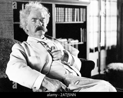 Ritratto d'epoca di scrittore americano e umorista Samuel Langhorne Clemens (1835 – 1910), meglio conosciuto dal suo nome di penna di Mark Twain. Foto circa 1905. Foto Stock