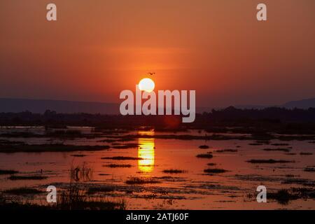 Vista aerea lago tramonto bellissimo paesaggio Nong Han Lago Sakon Nakhon Thailandia. Foto Stock