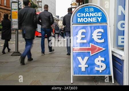 Londra, Regno Unito. 3 Febbraio 2020. La gente passa davanti ai cartelli fuori da un cambio di valuta estera vicino a Trafalgar Square. Boris Johnson, primo ministro, ha tenuto un discorso a Greenwich chiedendo un accordo di libero scambio in stile canadese tra il Regno Unito e l'Unione europea. Nell'accordo UE-Canada le tariffe di importazione sulla maggior parte delle merci sono state eliminate tra i due paesi, ma alcuni controlli doganali e IVA esistono ancora. I mercati valutari hanno visto una caduta della sterlina in reazione al discorso. Credito: Stephen Chung / Alamy Live News Foto Stock