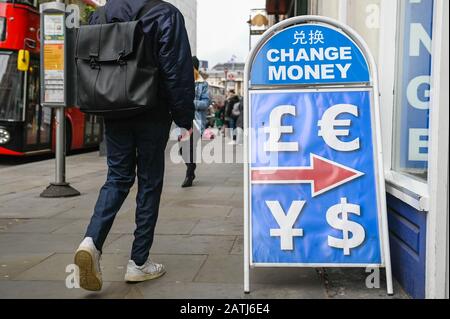 Londra, Regno Unito. 3 Febbraio 2020. La gente passa davanti ai cartelli fuori da un cambio di valuta estera vicino a Trafalgar Square. Boris Johnson, primo ministro, ha tenuto un discorso a Greenwich chiedendo un accordo di libero scambio in stile canadese tra il Regno Unito e l'Unione europea. Nell'accordo UE-Canada le tariffe di importazione sulla maggior parte delle merci sono state eliminate tra i due paesi, ma alcuni controlli doganali e IVA esistono ancora. I mercati valutari hanno visto una caduta della sterlina in reazione al discorso. Credito: Stephen Chung / Alamy Live News Foto Stock