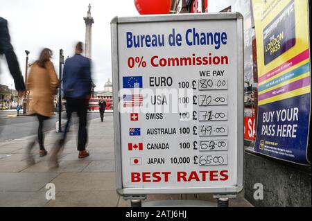 Londra, Regno Unito. 3 Febbraio 2020. La gente passa davanti ai cartelli fuori da un cambio di valuta estera vicino a Trafalgar Square. Boris Johnson, primo ministro, ha tenuto un discorso a Greenwich chiedendo un accordo di libero scambio in stile canadese tra il Regno Unito e l'Unione europea. Nell'accordo UE-Canada le tariffe di importazione sulla maggior parte delle merci sono state eliminate tra i due paesi, ma alcuni controlli doganali e IVA esistono ancora. I mercati valutari hanno visto una caduta della sterlina in reazione al discorso. Credito: Stephen Chung / Alamy Live News Foto Stock