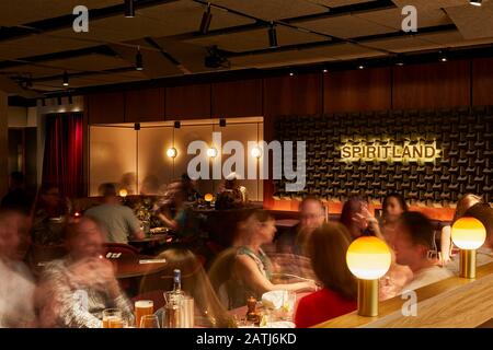 Persone al ristorante. Spiritland Royal Festival Hall, Londra, Regno Unito. Architetto: N/a, 2019. Foto Stock